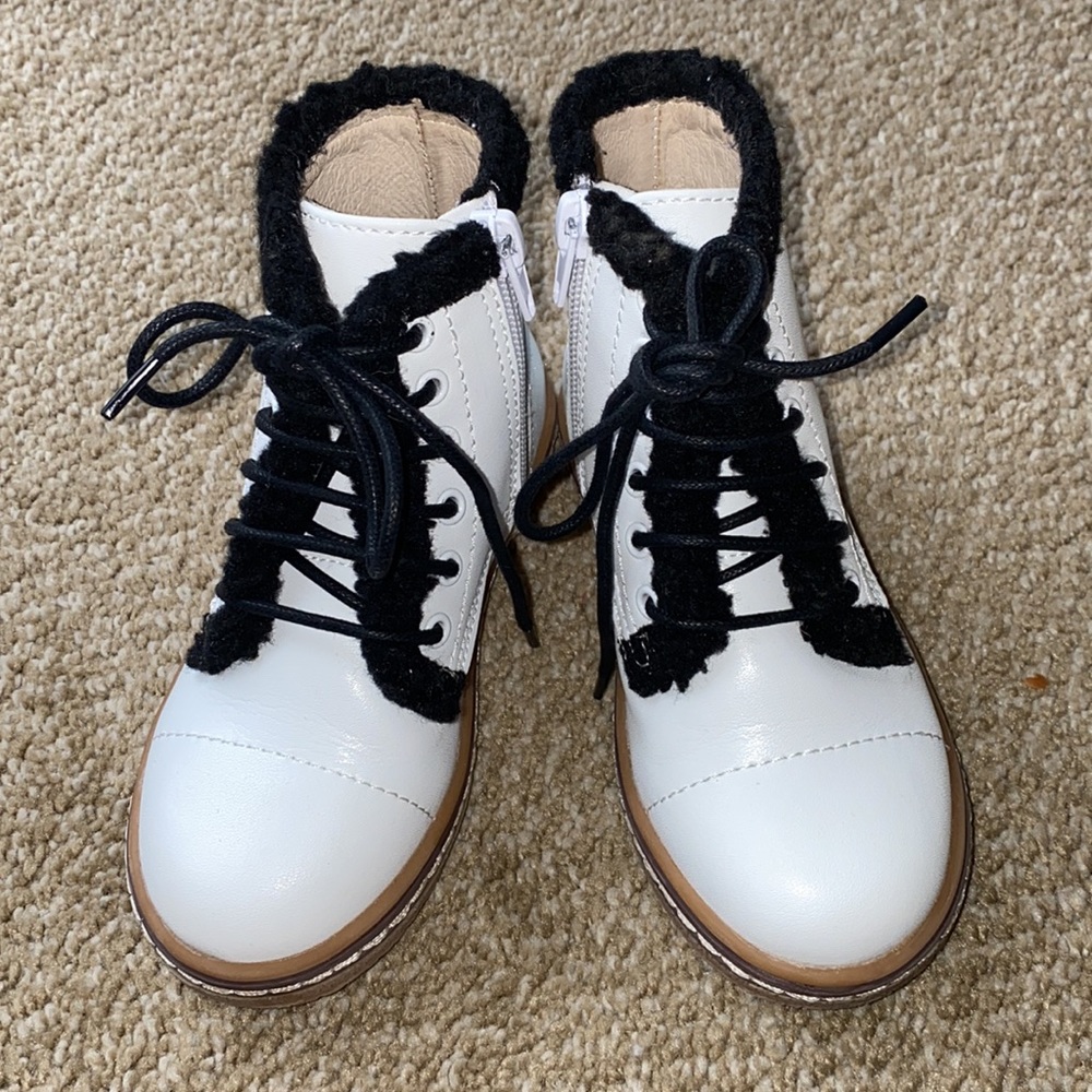 Hoo Aubrey’s boots. Little girl with Zipper and tie